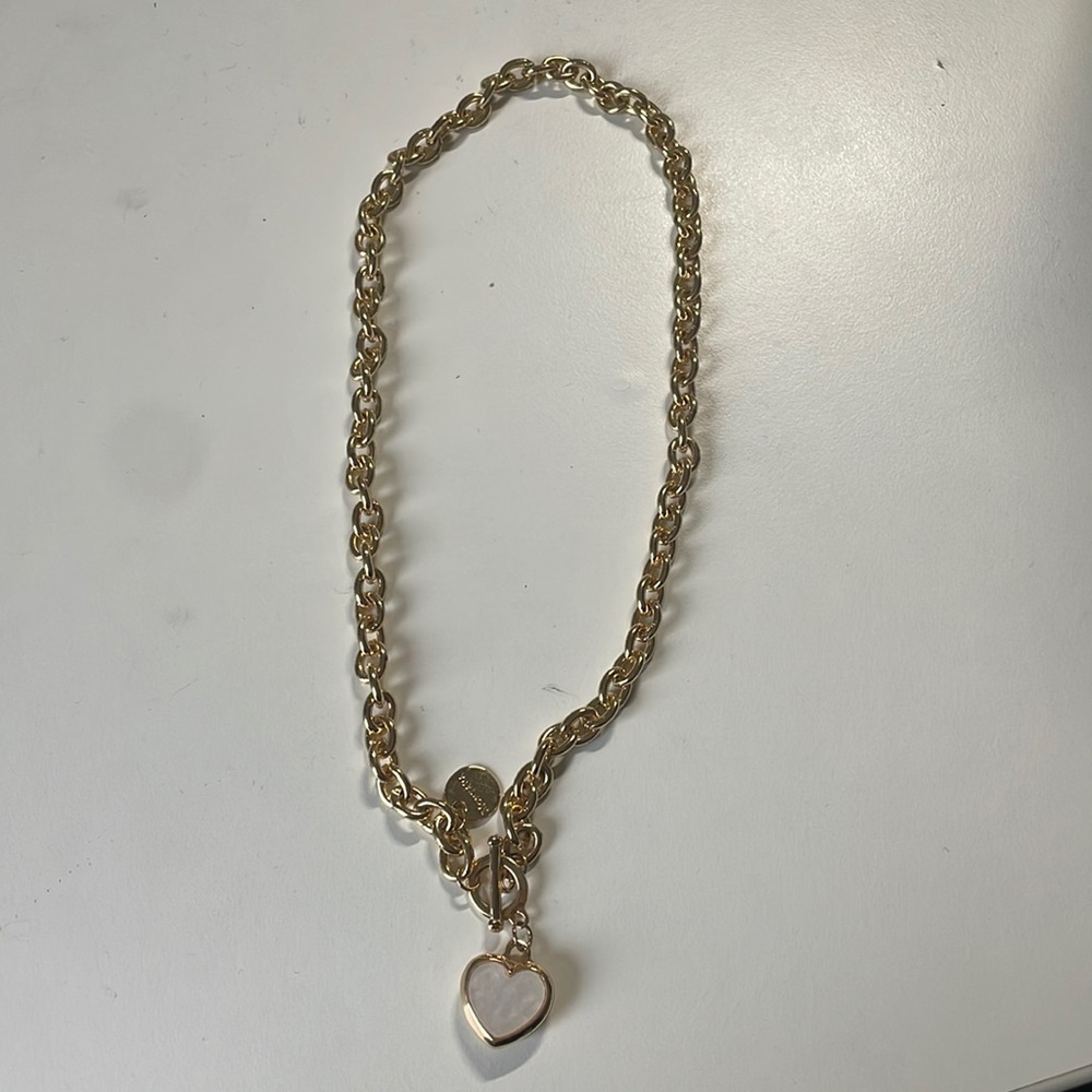 Gold chain pearly heart pendant necklace
